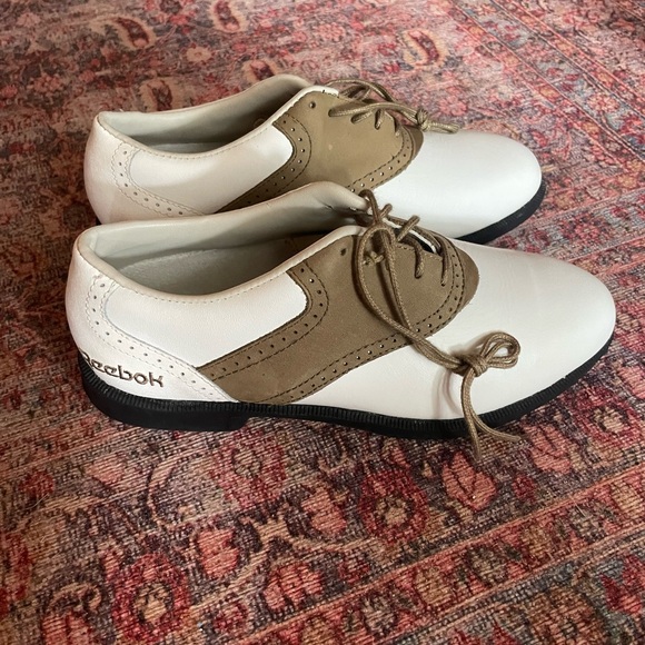 Ladies size 5 Reebok gold shoes. - Picture 3 of 7